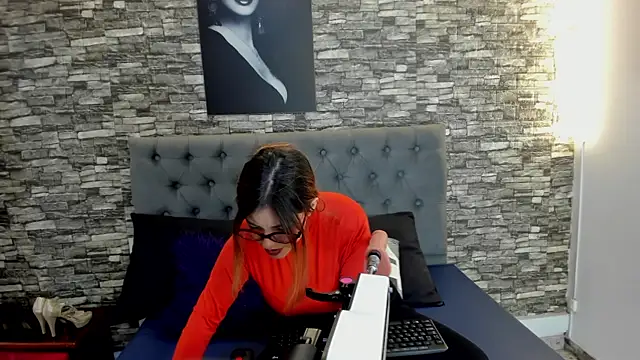 Snapshot of AngeliqueGirard chatting on July 5, 2026, 9:10 pm AngeliqueGirard online show from July 5, 2026, 9:10 pm