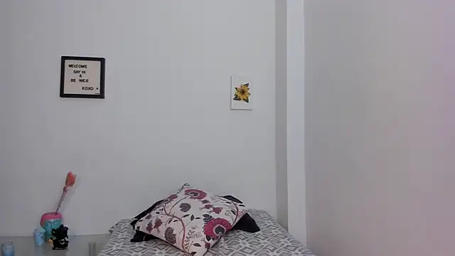 Snapshot of LauraToro_ chatting on February 25, 2026, 1:44 pm LauraToro online show from February 25, 2026, 1:44 pm