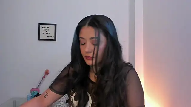 Snapshot of LauraToro_ chatting on February 24, 2026, 1:01 pm LauraToro online show from February 24, 2026, 1:01 pm