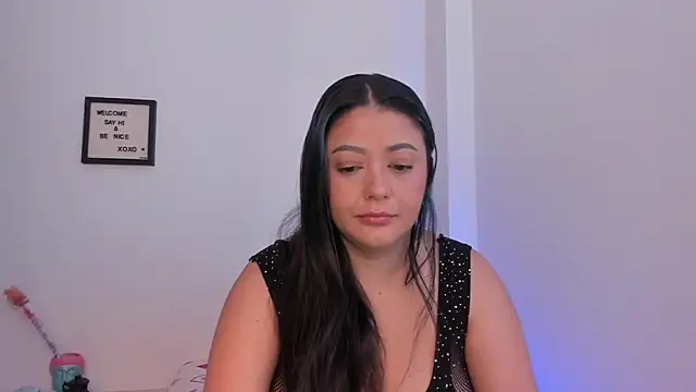 Snapshot of LauraToro_ chatting on February 15, 2026, 4:39 pm LauraToro online show from February 15, 2026, 4:39 pm