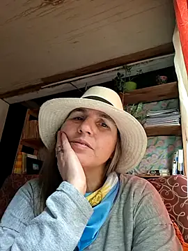 Snapshot of Almaradiante chatting on July 15, 2026, 6:04 pm Almaradiante online show from July 15, 2026, 6:04 pm