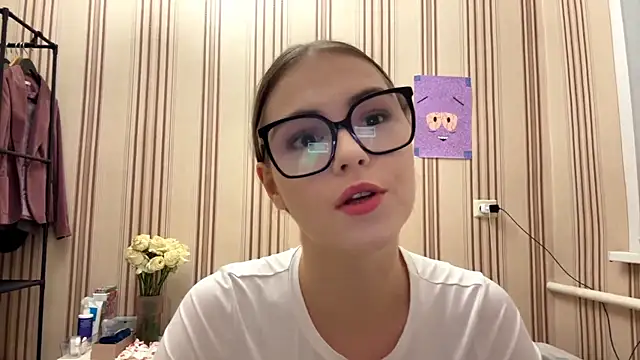 Snapshot of MiaWonderind chatting on July 5, 2026, 5:42 pm MiaWonderind online show from July 5, 2026, 5:42 pm
