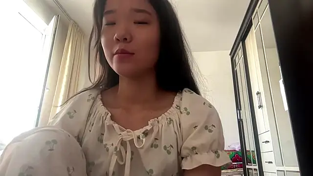 Snapshot of Mika_strawberry chatting on June 22, 2026, 5:37 am Mika strawberry online show from June 22, 2026, 5:37 am