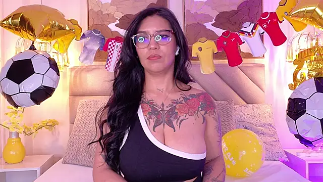 Snapshot of Sharlot18 chatting on June 19, 2026, 12:33 pm Sharlot18 online show from June 19, 2026, 12:33 pm