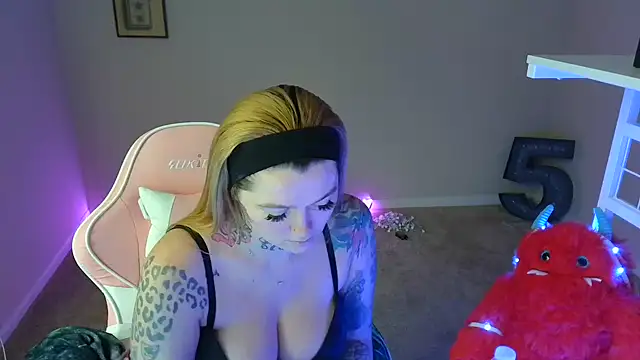 Snapshot of karmathevixen chatting on July 11, 2026, 2:17 pm karmathevixen online show from July 11, 2026, 2:17 pm