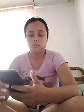 Snapshot of Laura_99 chatting on June 24, 2026, 10:40 pm Laura 99 online show from June 24, 2026, 10:40 pm