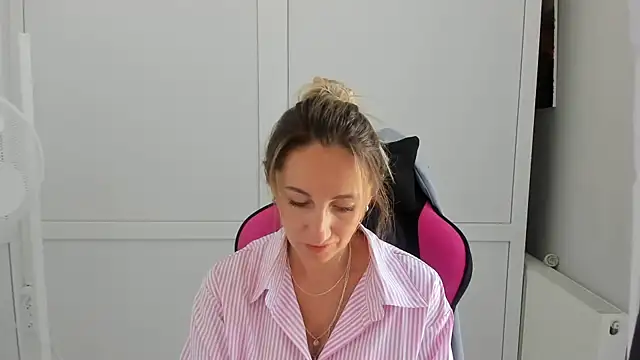Snapshot of LilyDreamm chatting on July 29, 2026, 6:45 am LilyDreamm online show from July 29, 2026, 6:45 am