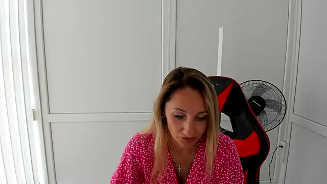 Snapshot of LilyDreamm chatting on June 22, 2026, 6:32 am LilyDreamm online show from June 22, 2026, 6:32 am