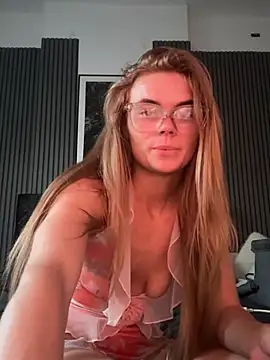 TaliaWhiteX online show from June 25, 2026, 8:25 pm