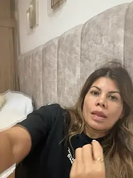 Snapshot of Valen_Milf4u chatting on July 6, 2026, 12:50 am Valen Milf4u online show from July 6, 2026, 12:50 am