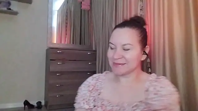 Snapshot of Lauralison chatting on July 18, 2026, 2:25 pm Lauralison online show from July 18, 2026, 2:25 pm