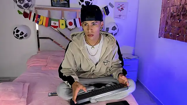 Snapshot of Demian_Salvatoire chatting on July 9, 2026, 8:19 pm Demian Salvatoire online show from July 9, 2026, 8:19 pm