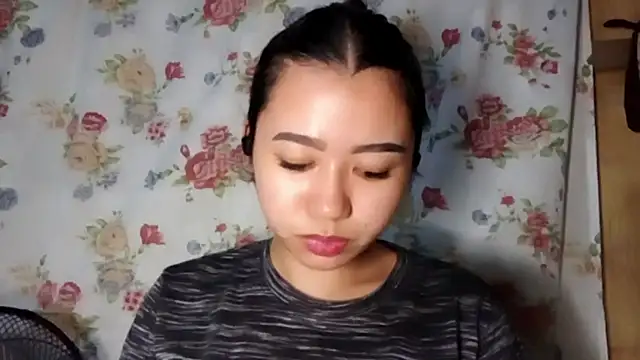 LeahKomarek online show from June 22, 2026, 2:47 pm