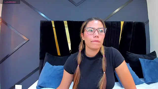 Snapshot of esther_xo chatting on July 1, 2026, 4:35 am esther xo online show from July 1, 2026, 4:35 am