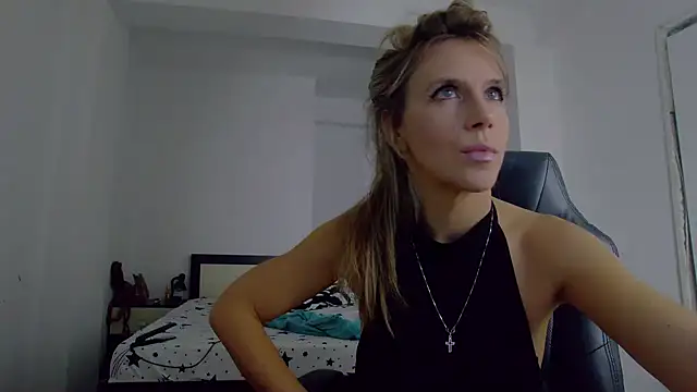 Snapshot of DedeSibel chatting on October 19, 2025, 3:48 pm DedeSibel online show from October 19, 2025, 3:48 pm