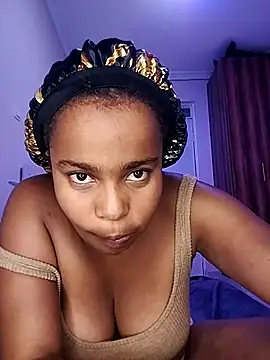 Snapshot of CurvyCharmsTush chatting on August 6, 2026, 10:05 pm CurvyCharmsTush online show from August 6, 2026, 10:05 pm