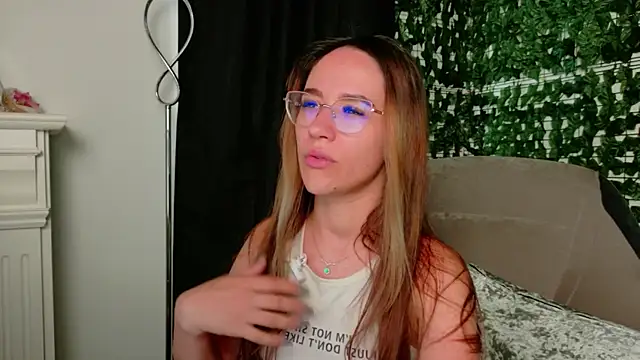 Snapshot of Nicole_Bliss chatting on July 16, 2026, 5:15 am Nicole Bliss online show from July 16, 2026, 5:15 am