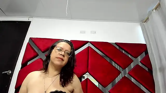 ELLE HADID online show from July 10, 2026, 11:54 am
