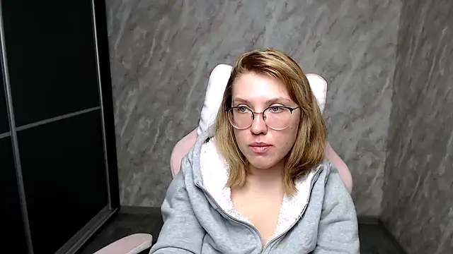 Snapshot of Reginasmilee chatting on March 11, 2025, 7:46 am Reginasmilee online show from March 11, 2025, 7:46 am