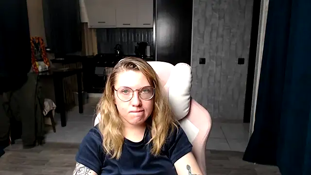 Snapshot of Reginasmilee chatting on September 16, 2025, 12:00 am Reginasmilee online show from September 16, 2025, 12:00 am