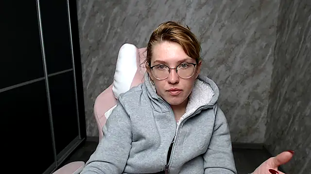 Snapshot of Reginasmilee chatting on March 13, 2025, 3:44 am Reginasmilee online show from March 13, 2025, 3:44 am