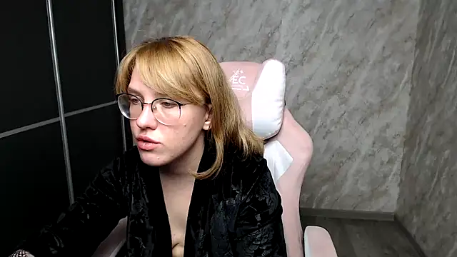Snapshot of Reginasmilee chatting on March 15, 2025, 5:26 pm Reginasmilee online show from March 15, 2025, 5:26 pm