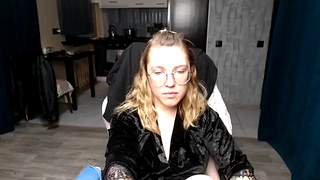 Snapshot of Reginasmilee chatting on September 20, 2025, 12:37 am Reginasmilee online show from September 20, 2025, 12:37 am