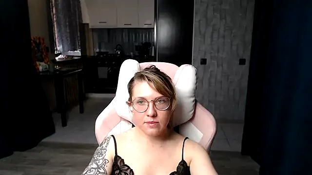 Snapshot of Reginasmilee chatting on September 17, 2025, 11:56 am Reginasmilee online show from September 17, 2025, 11:56 am