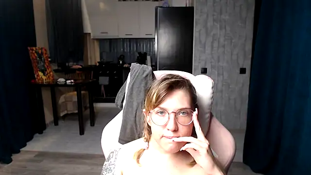 Snapshot of Reginasmilee chatting on September 10, 2025, 12:20 am Reginasmilee online show from September 10, 2025, 12:20 am