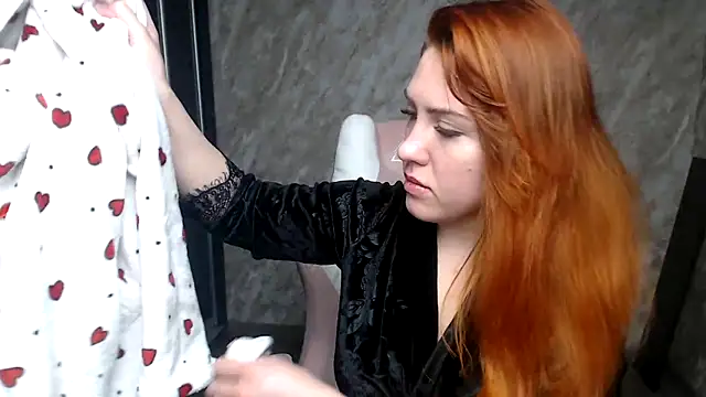 Snapshot of Reginasmilee chatting on February 6, 2026, 10:39 pm Reginasmilee online show from February 6, 2026, 10:39 pm