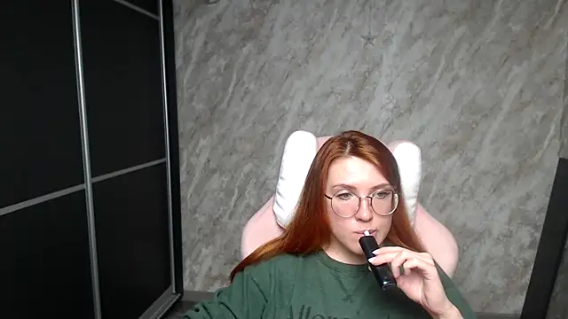 Snapshot of Reginasmilee chatting on February 10, 2026, 5:28 am Reginasmilee online show from February 10, 2026, 5:28 am