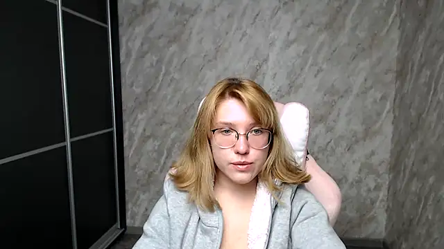 Snapshot of Reginasmilee chatting on March 13, 2025, 2:12 pm Reginasmilee online show from March 13, 2025, 2:12 pm