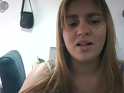 Snapshot of Asly- chatting on July 17, 2026, 7:44 pm Asly- online show from July 17, 2026, 7:44 pm