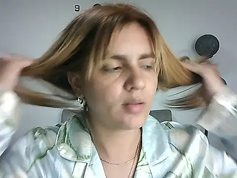 Snapshot of Asly- chatting on July 16, 2026, 6:49 pm Asly- online show from July 16, 2026, 6:49 pm
