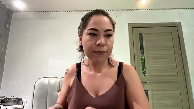 Snapshot of EllianaJess chatting on July 15, 2026, 5:58 am EllianaJess online show from July 15, 2026, 5:58 am
