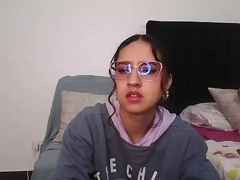 Snapshot of JustVeroo chatting on July 12, 2026, 2:34 am JustVeroo online show from July 12, 2026, 2:34 am