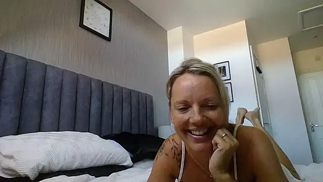 Snapshot of SexpotPolly chatting on July 11, 2026, 8:47 am SexpotPolly online show from July 11, 2026, 8:47 am