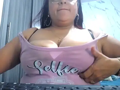 PaholaBigtits online show from July 23, 2026, 9:00 pm