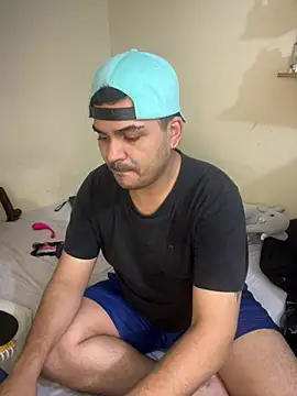 Snapshot of LatinBearX chatting on July 9, 2026, 11:59 pm LatinBearX online show from July 9, 2026, 11:59 pm