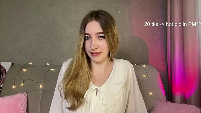 Snapshot of creamberryy chatting on July 17, 2026, 9:06 am creamberryy online show from July 17, 2026, 9:06 am