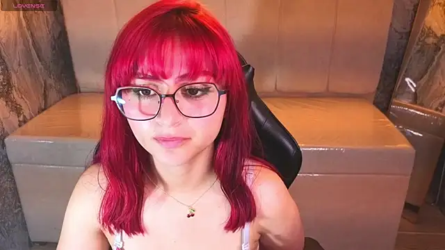 Snapshot of Queen_Red_v chatting on July 17, 2026, 6:54 am Queen Red v online show from July 17, 2026, 6:54 am