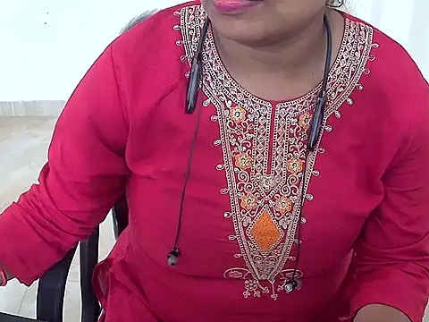 Snapshot of DivaLuv chatting on July 21, 2026, 10:38 am DivaLuv online show from July 21, 2026, 10:38 am