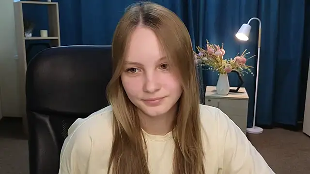 LeighStahl online show from July 28, 2026, 3:47 am