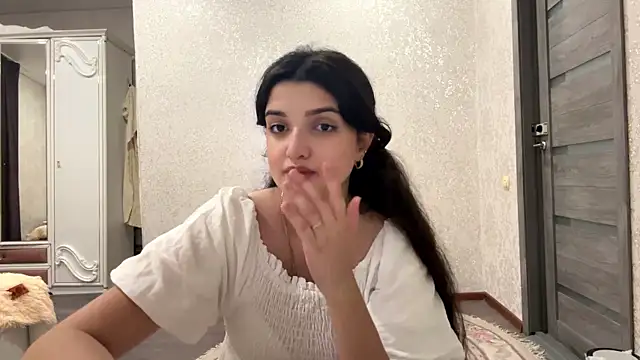 Snapshot of IzzabelSun chatting on July 28, 2026, 6:20 pm IzzabelSun online show from July 28, 2026, 6:20 pm