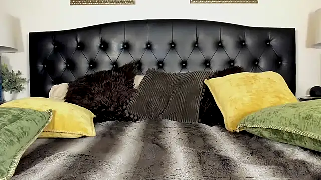 nicolesolace online show from February 20, 2025, 5:20 pm