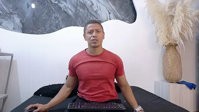 Snapshot of Thiago_16 chatting on August 4, 2026, 5:01 am Thiago 16 online show from August 4, 2026, 5:01 am