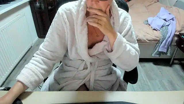 minoesje37 online show from October 16, 2025, 7:33 pm