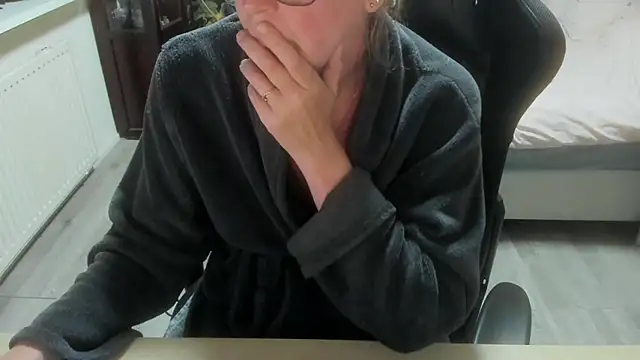 Snapshot of minoesje37 chatting on April 20, 2026, 7:48 pm minoesje37 online show from April 20, 2026, 7:48 pm