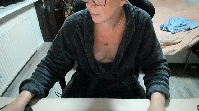 minoesje37 online show from November 2, 2025, 8:14 pm