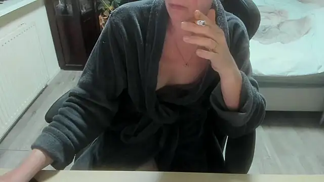 minoesje37 online show from April 11, 2026, 7:50 pm